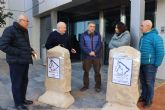 El Ayuntamiento entrega, a travs de la concejala de Desarrollo Local, dos monolitos a la Asociacin Lorca Santiago para señalizar el final de cada una de las etapas del camino
