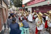 La Cofrada del Resucitado anunciar la llegada de sus procesiones con el Pasacalles de los Soldados Romanos