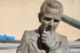 El taller de restauraci�n se hace cargo del busto de Manuel Ardid derribado ayer por un cami�n en plaza de Alcolea