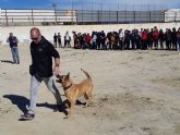 Alumnos del IES Prado Mayor asisten a una exhibicin canina de animales que trabajan para contribuir a la recuperacin psicolgica de vctimas de violencia de gnero