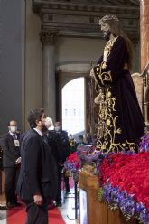 Lpez Miras muestra su 'devocin y respeto' al Cristo del Rescate en el tradicional Besapi