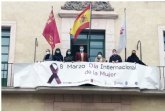 Colocan la pancarta conmemorativa del Da Internacional de la Mujer, que se celebra cada 8-M