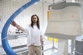 Un alumno diseña y construye un aerogenerador vertical de turbina híbrida