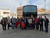 La campaña 'Hay salida a la violencia de gnero' se promociona en el autobs del equipo de ftbol sala femenino de Roldn