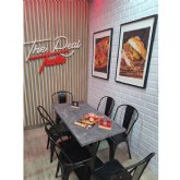 Chicken Uncles abre hoy sus puertas en el Centro Comercial Thader con 1.000 burgers gratis