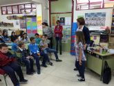 Los alumnos del Colegio Príncipe Felipe explican a la alcaldesa su participación en el Proyecto EME