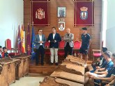 El alcalde y el concejal de Deportes reciben a la plantilla y cuerpo técnico del CD Cieza tras su ascenso a Segunda Federación