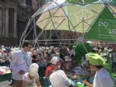 250 niños convierten la Plaza de Belluga en una cocina para frutas y verduras