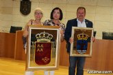 El Ayuntamiento agradece a Isabel Lpez Navarro la donacin de dos espejos pintados tras la exposicin que efectu el pasado año en la sala de exposiciones “Gregorio Cebrin”