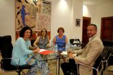 María Dolores Pagán mantiene un encuentro con la presidenta de la Casa de Murcia en Alcobendas
