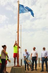 La cala de Calnegre ya exhibe las dos banderas que certifican su calidad y seguridad