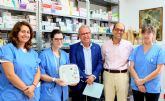El área de Enfermería de la Fundación Jesús Abandonado recibe un desfibrilador donado por el Ayuntamiento de Murcia