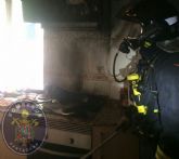 Los bomberos intervienen en el incendio de una vivienda en la Barriada Virgen de la Caridad