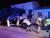Dos heridos al chocar un coche contra una valla en Molina de Segura