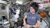 La primera mujer comandante de la ESA en Europa  vuela al espacio con su Barbie para inspirar a las niñas