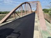 El Ayuntamiento renueva el pavimento del hist�rico Puente de hierro de Alquer�as y protege su estructura