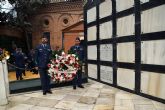 Una corona de laurel y un toque de oración por los que nunca se olvidan en Sevilla