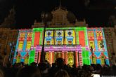 Un espectáculo de luz y sonido en 3D transforma la fachada del Palacio Consistorial ante el asombro de centenares de ciudadanos