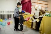 Los Reyes Magos entregan sus regalos en Los Mateos