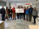 La Comunidad entrega a Cruz Roja la recaudacin obtenida en la campaña solidaria 'El barro destruye y el barro crea'