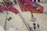 Las banderas del Carnaval de Cartagena ya ondean frente al Palacio Consistorial