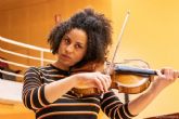 Ana Mba Flores afina las cuerdas de su viola para el Concierto Extraordinario de Entre Cuerdas y Metales