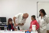 Los niños de Campos del Río aprenden divirtiéndose ‘Jugando con la química’