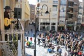Cientos de personas llenan de vida el casco antiguo de Cartagena para disfrutar de la msica desde los balcones