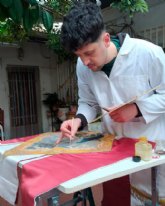 La Hermandad de Jes�s en el Calvario recupera el esplendor de su estandarte tras una minuciosa restauraci�n