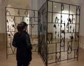 El bailarn y coregrafo Manuel Rodrguez realiza una performance en la Sala Vernicas con motivo de la exposicin de Pividal