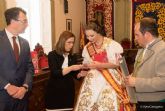 La alcaldesa de Cartagena recibe a la Reina de la Huerta y a su corte en el Palacio Consistorial