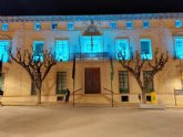 La fachada principal del Ayuntamiento de Totana se ilumina de color turquesa con motivo del Día Mundial de las Lipodistrofias