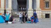 Cambiemos Murcia escenifica en la Plaza de la Merced el día a día de las mujeres refugiadas