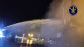 Bomberos de Cartagena rescatan a un gruista de un incendio en el puerto