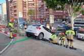 Bomberos de Cartagena desatascan un coche atrapado en las escaleras de un hipermercado