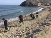 15 desempleados lorquinos pertenecientes a un curso desarrollado por el Ayuntamiento y el SEF realizan tareas de retirada de residuos en las playas de Puntas de Calnegre
