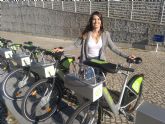 Una alumna de la UPCT propone implantar en La Manga un sistema público de préstamo de bicicletas