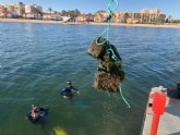 Medio Ambiente retira ms de media docena de fondeos irregulares situados en la zona de baño de Playa Honda en La Manga