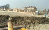 Las brigadas municipales retiran 120 toneladas de algas de las playas cartageneras durante el fin de semana