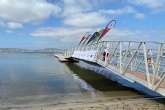 El Ayuntamiento precinta la pasarela de Puerto Bello despus de que haya cedido por exceso de carga