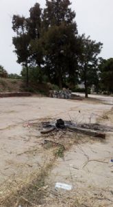 El parque Escipión de Los Barreros sufre botellones, hogueras y vandalismo ante la inacción municipal