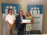 Empleados de Cajamar entregan una ayuda a Astrapace para niños con parlisis cerebral de Murcia