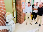 El CEIP Campo de Molina, en la pedan�a de El Fenazar, estrena una silla salvaescaleras que permitir� el acceso al centro a un nuevo alumno con movilidad reducida