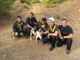 Los Bomberos rescatan a un perro en una mina de Portmán