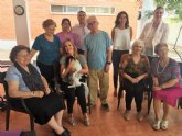 Familia impulsa terapias con acompañamiento de perros para atender a personas mayores