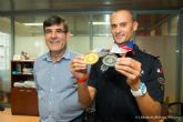 Joaquin Lopez recibe el reconocimiento del Ayuntamiento por sus cuatro metales en el mundial de Policia y Bomberos