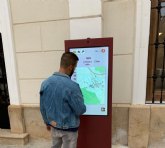 El ayuntamiento instala dos totems tctiles y un escaparate tctil adaptado a personas con movilidad reducida