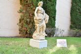 La concejala de Cultura instala en el jardn del Huerto Ruano la escultura del lorquino Juan Dimas Morales titulada 'Alegora de la Industria'