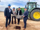 La consejera de Empresa participa en la colocación de la primera piedra de la nueva planta de Supravis y Copack en Corvera
