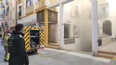 Efectivos de Policía Local y Bomberos de Lorca extinguen un pequeño incendio que se ha producido en un vehículo estacionado en un garaje de la calle Murillo